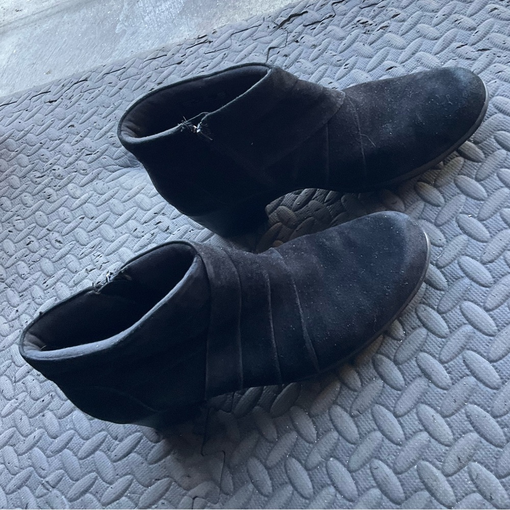 Clarks black boots 8 Wide
